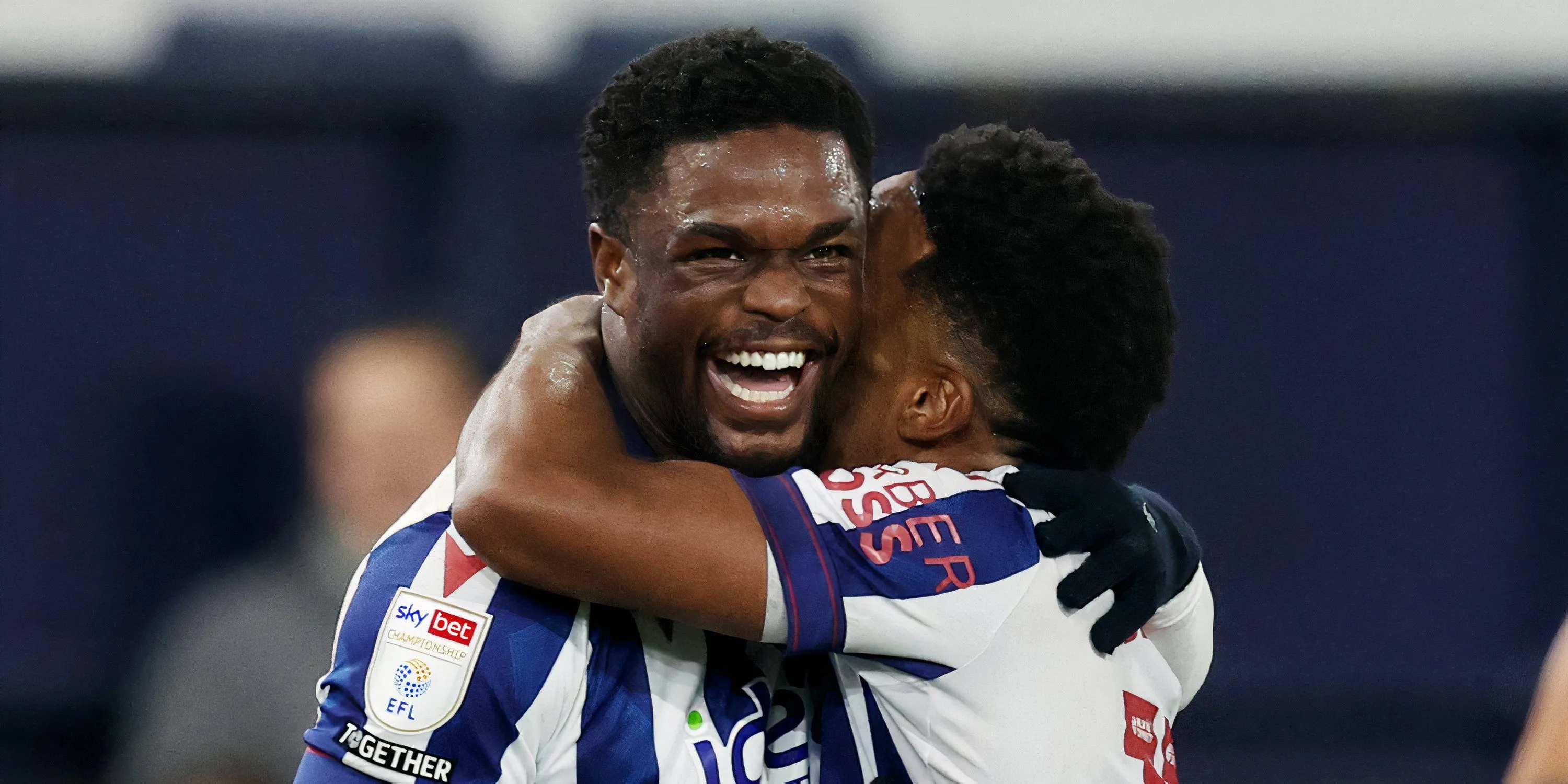 Grady Diangana (áo sọc xanh trắng) khi còn thi đấu cho West Bromwich Albion