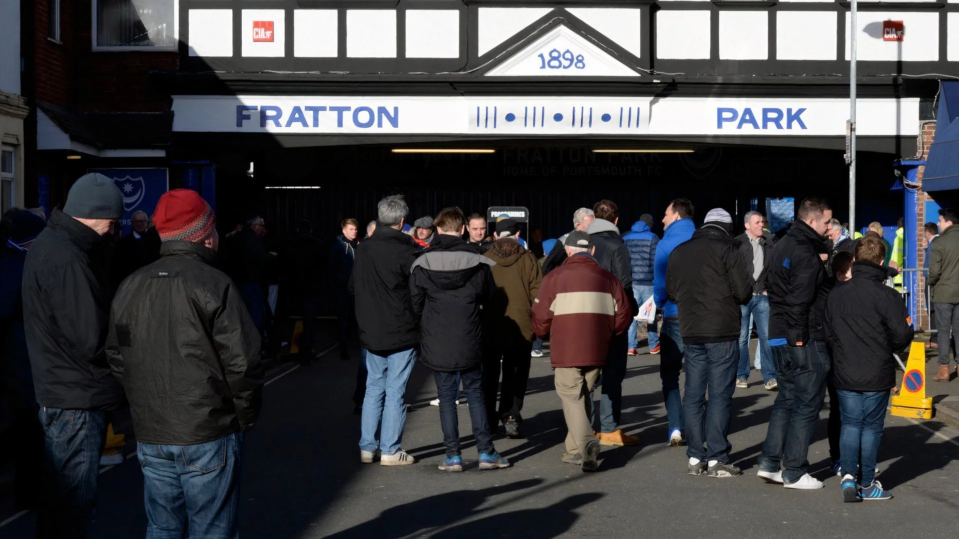 Hình ảnh bên ngoài sân Fratton Park của Portsmouth, một địa điểm giàu lịch sử và không khí bóng đá đặc trưng.