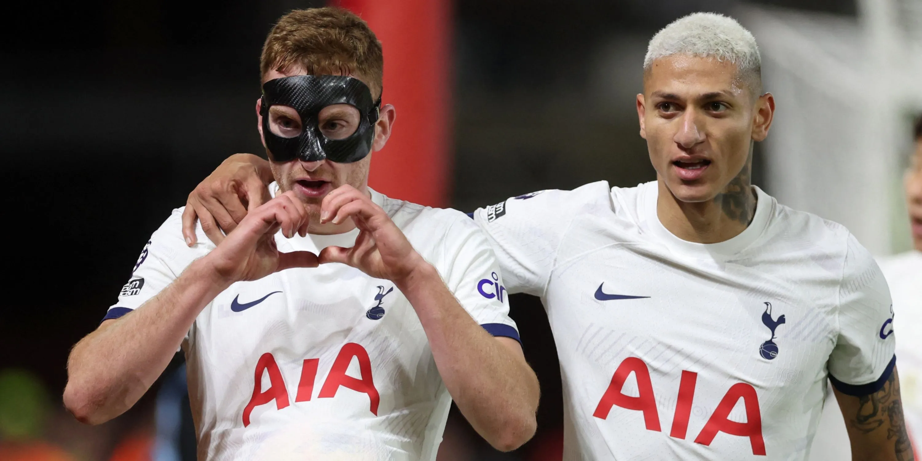 Hình ảnh cầu thủ Tottenham Hotspur trên sân vận động mới, thể hiện sự phát triển của Gà Trống.