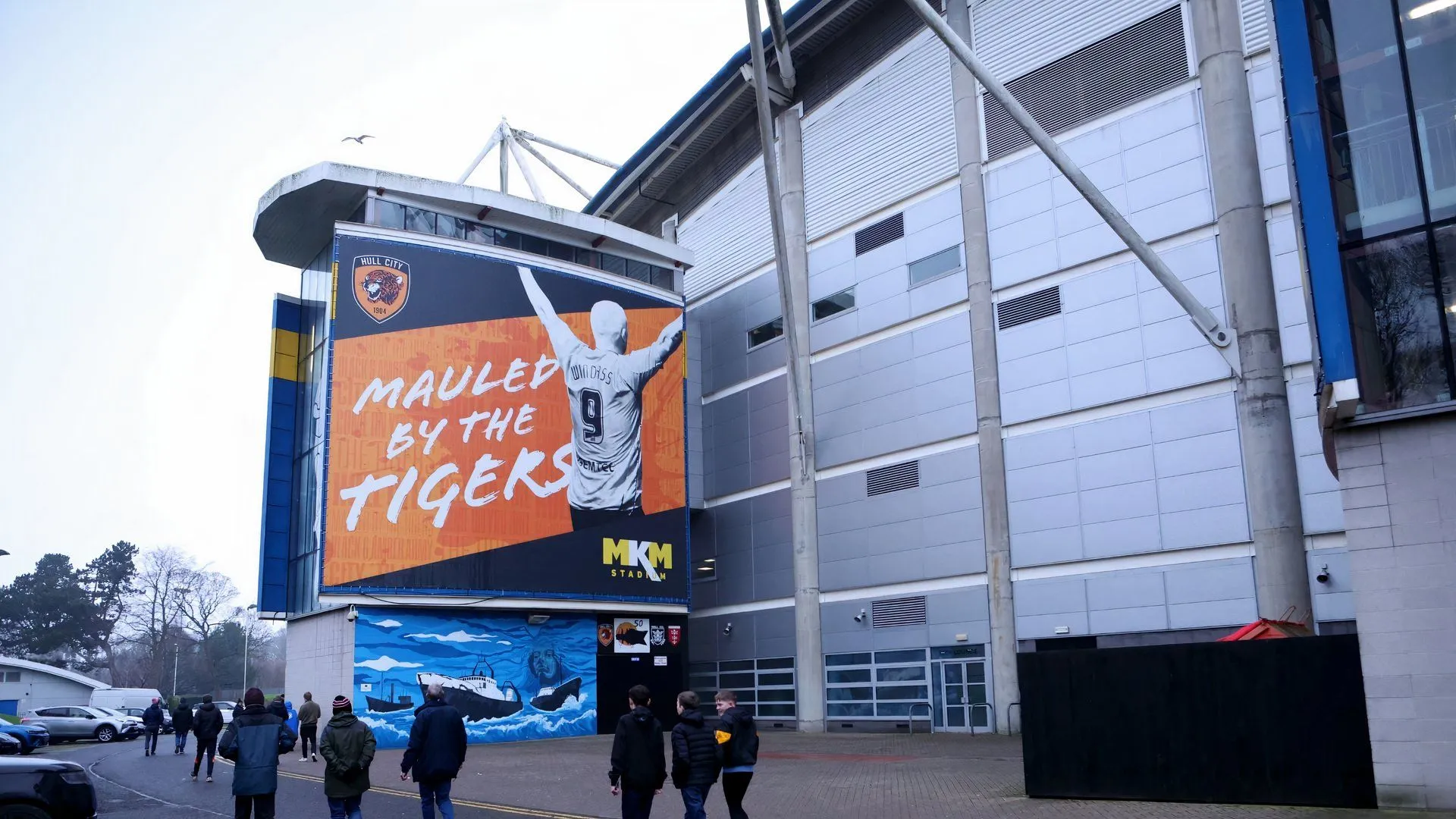 Hình ảnh tổng thể sân vận động MKM của Hull City, nằm cạnh bờ sông và dễ dàng tiếp cận từ trung tâm thành phố.