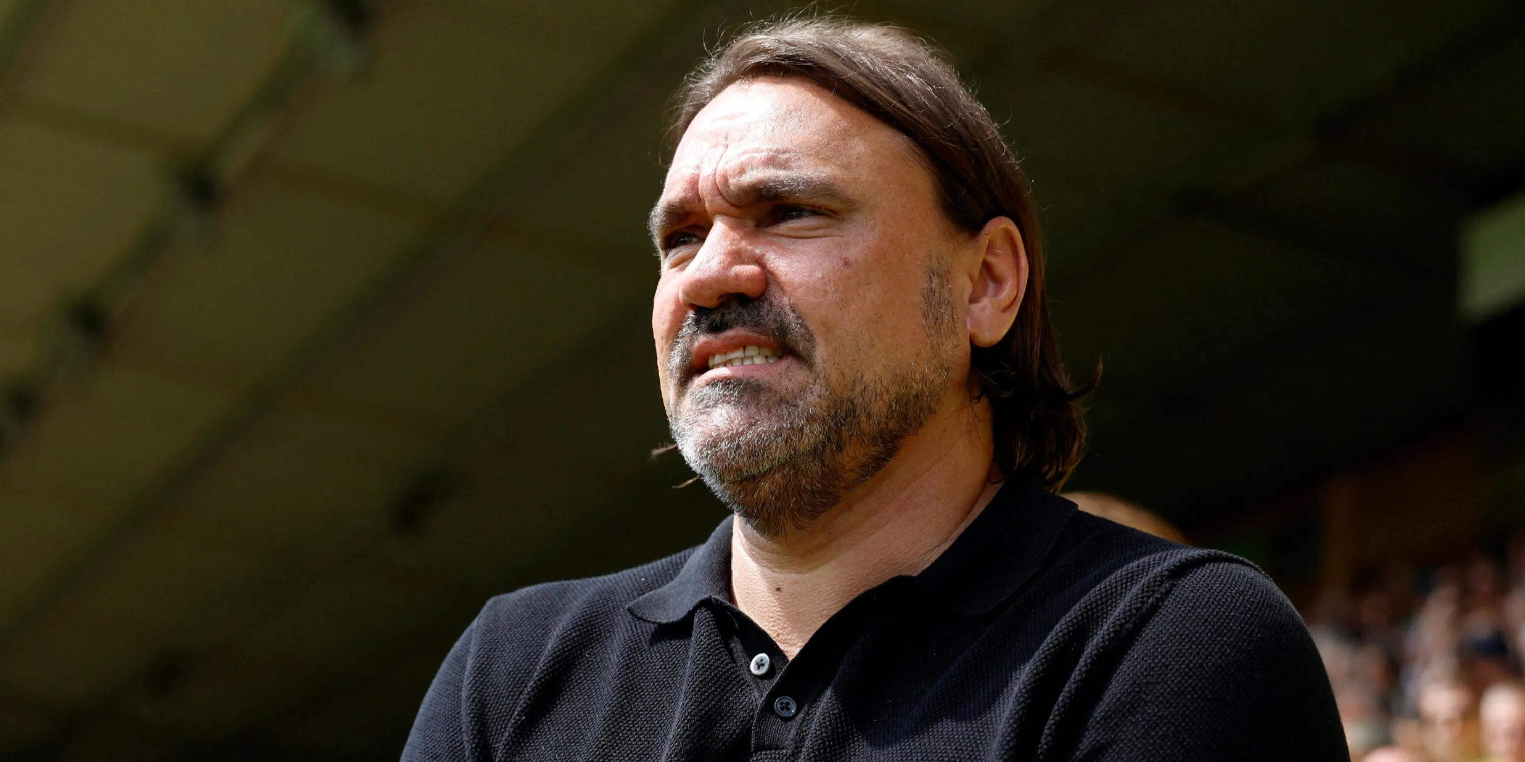 Huấn luyện viên Daniel Farke của Leeds United theo dõi sát sao từ khu vực kỹ thuật