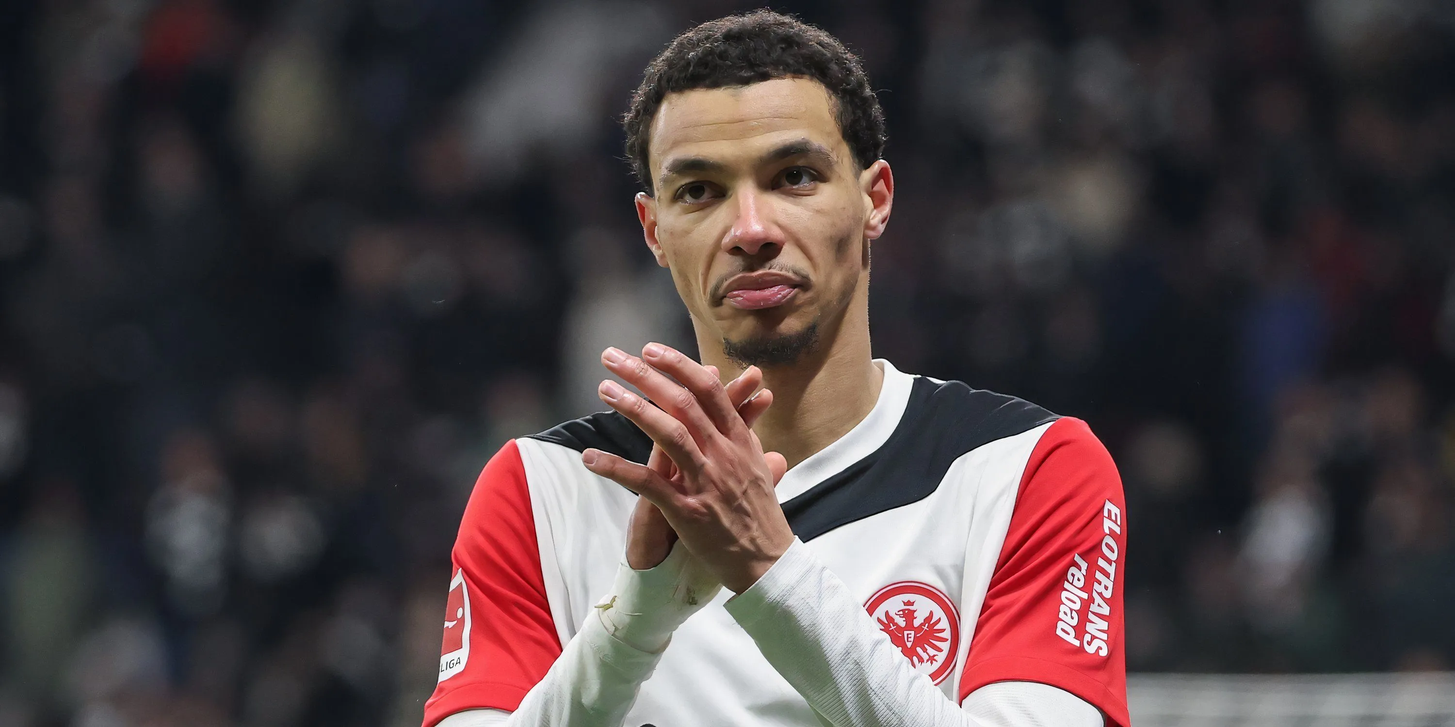 Hugo Ekitike vỗ tay cảm ơn người hâm mộ Eintracht Frankfurt, thể hiện sự kết nối với CLB trước tin đồn chuyển nhượng Ngoại hạng Anh.