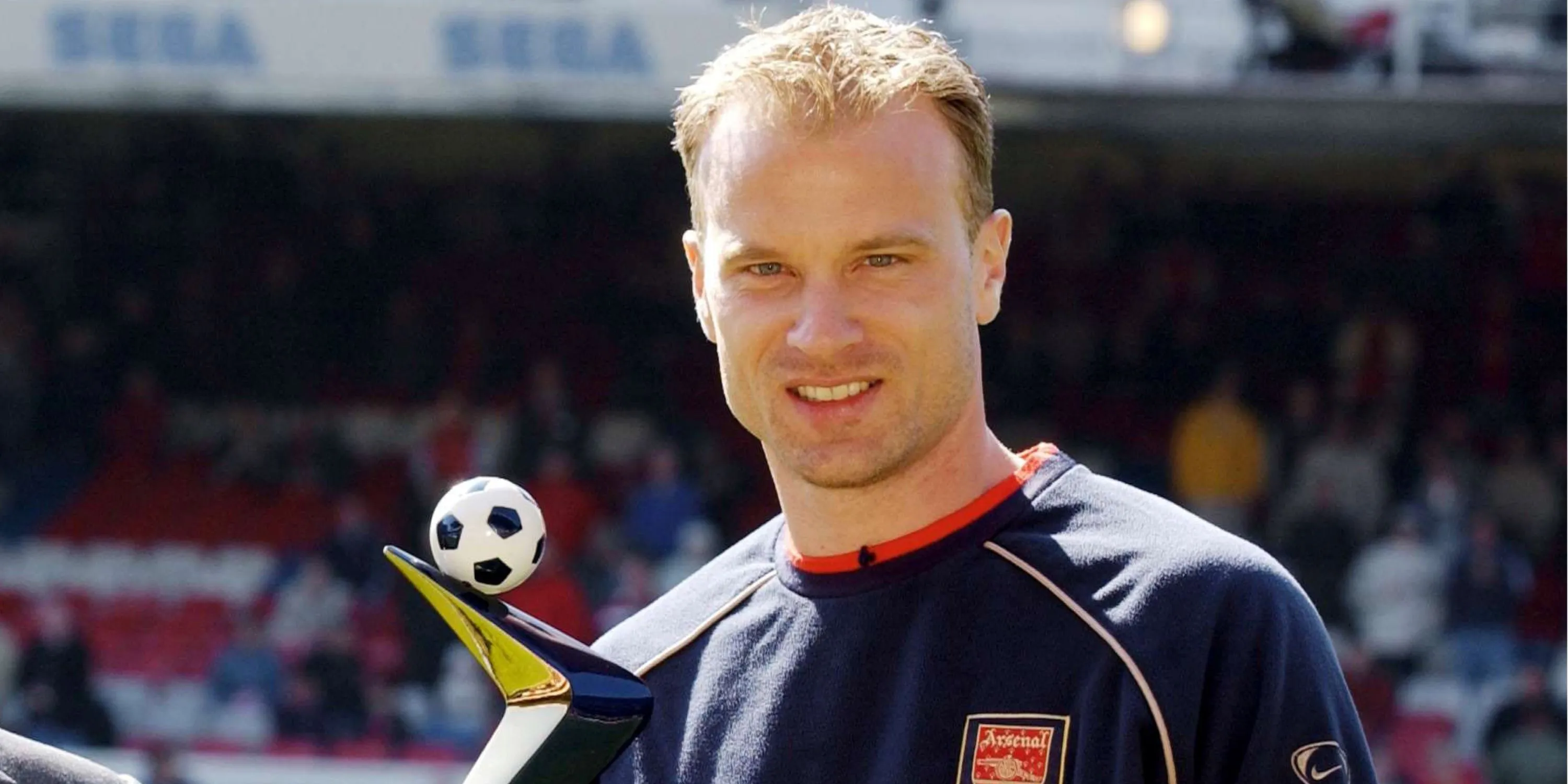 Huyền thoại Arsenal Dennis Bergkamp với chiếc cúp vô địch Premier League
