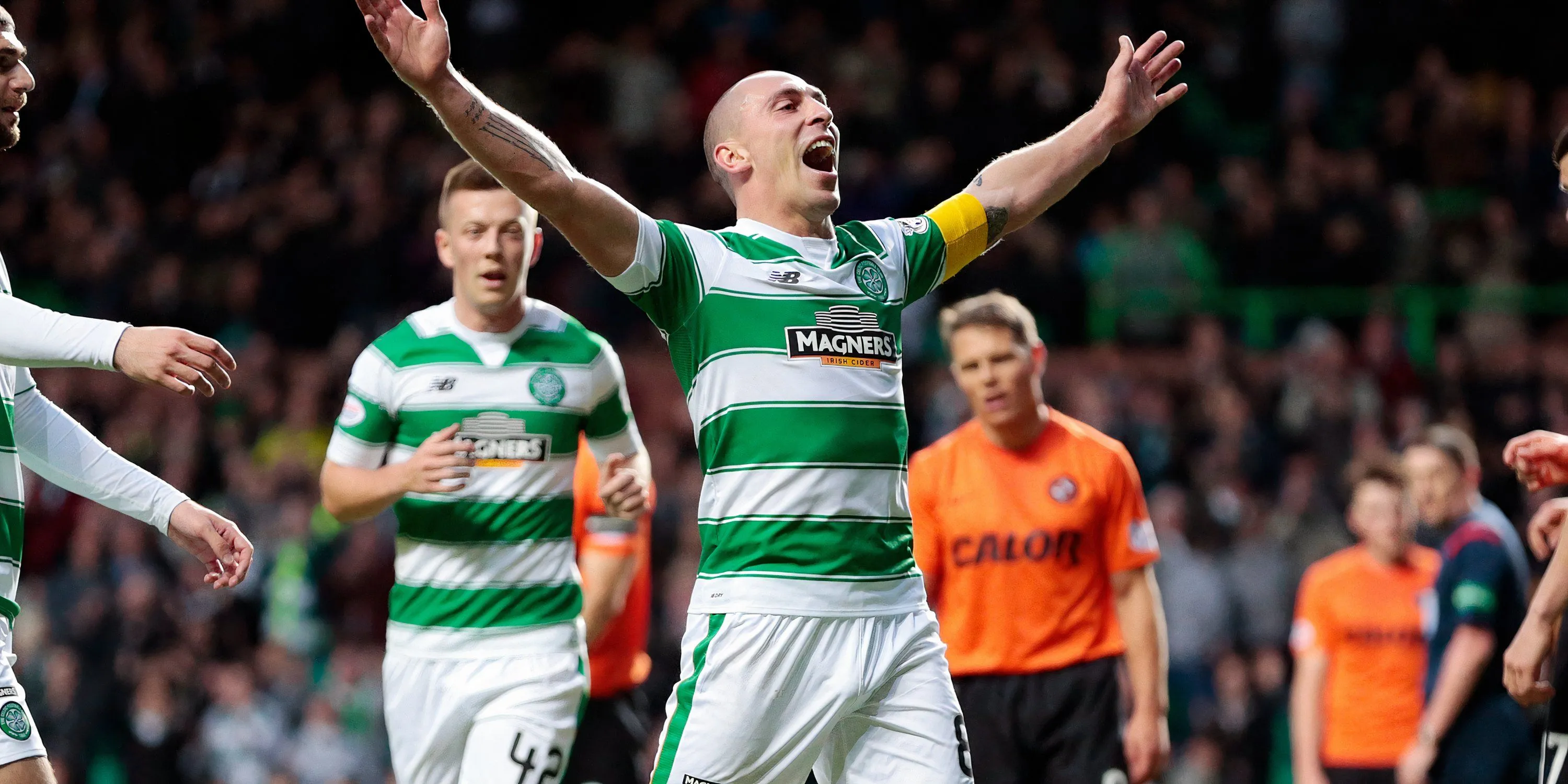 Huyền thoại Scott Brown trong trận đấu cho Celtic tại Scottish Premiership