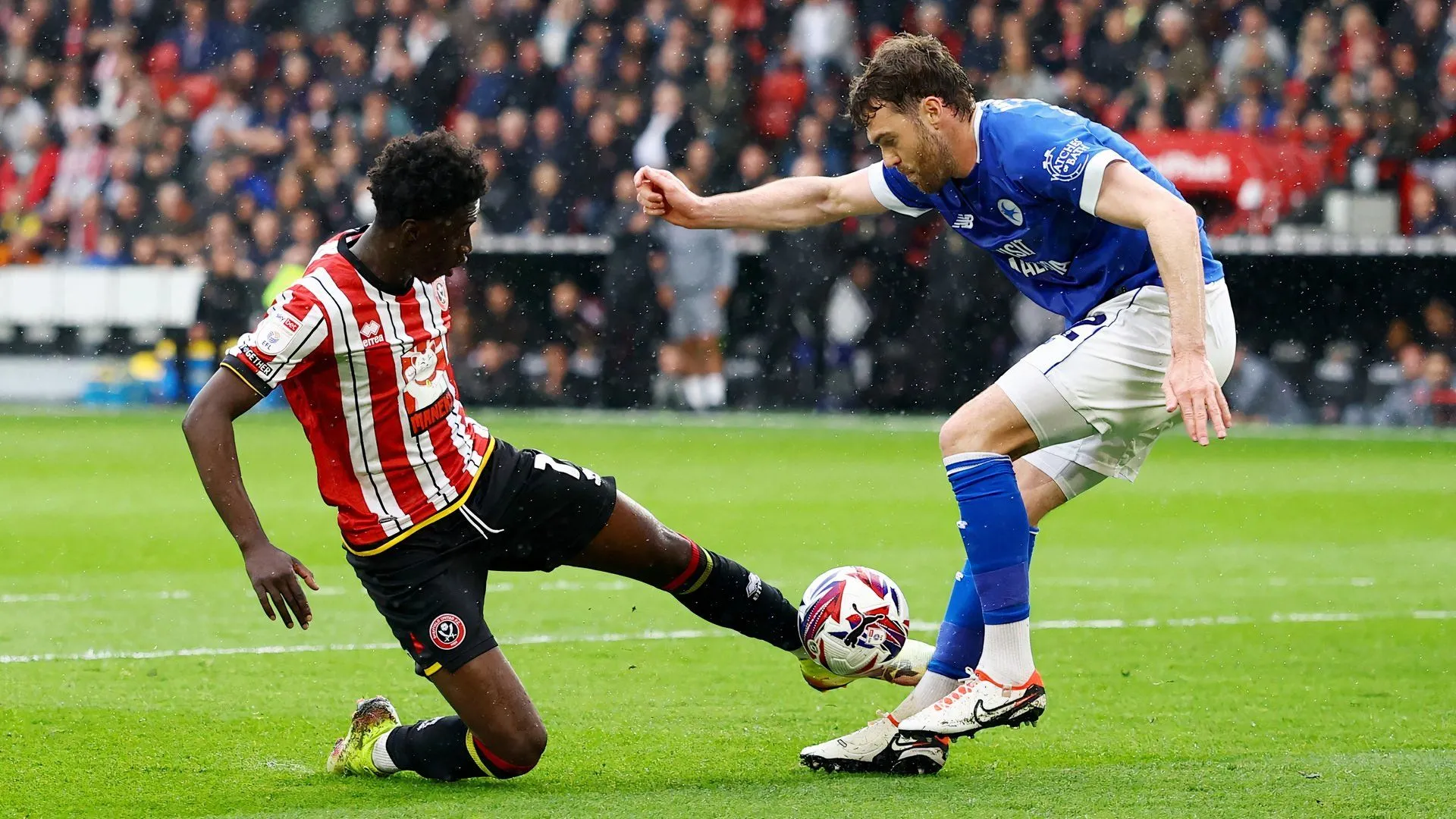 Jesurun Rak-Sakyi và Callum Chambers trong một pha tranh chấp bóng