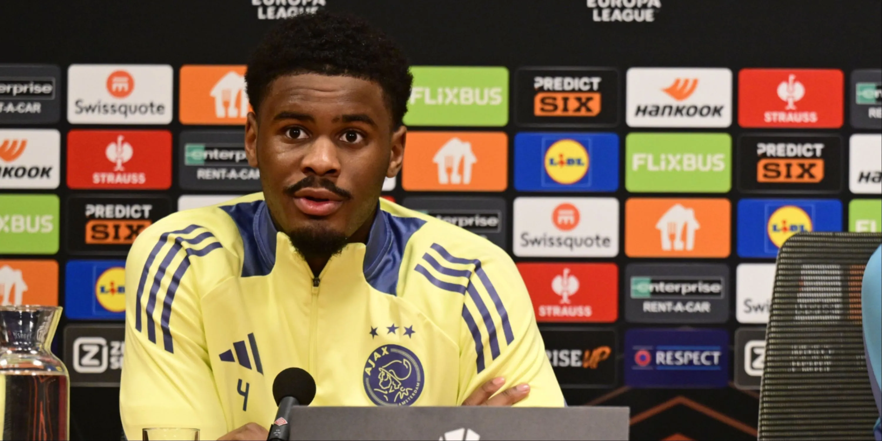 Jorrel Hato, hậu vệ trẻ đầy triển vọng của Ajax, thu hút sự chú ý của các ông lớn