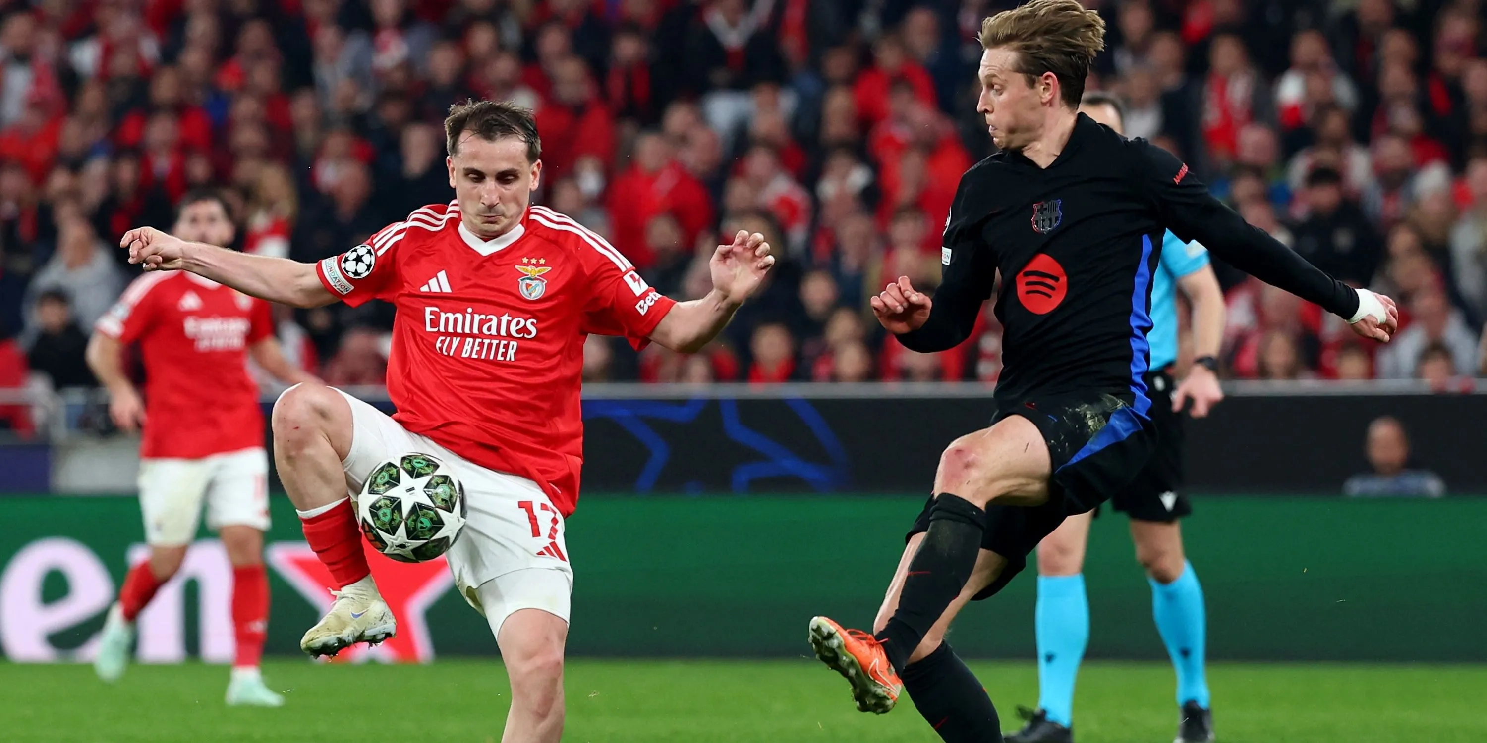 Kerem Akturkoglu của Benfica đối đầu Frenkie de Jong của Barcelona.