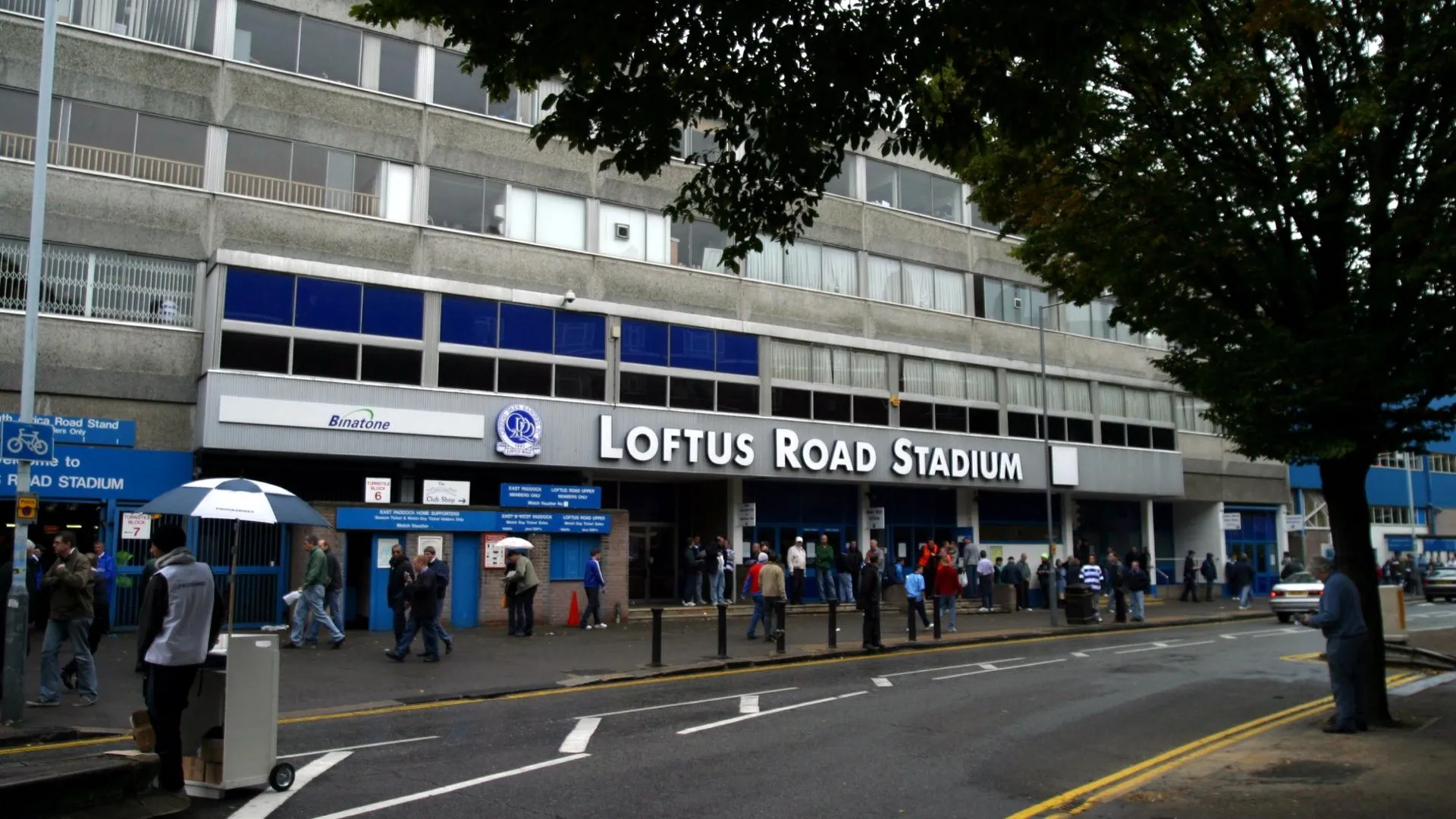 Khán đài sân Loftus Road của QPR với các cổ động viên sát sân, tạo nên không khí bóng đá truyền thống.