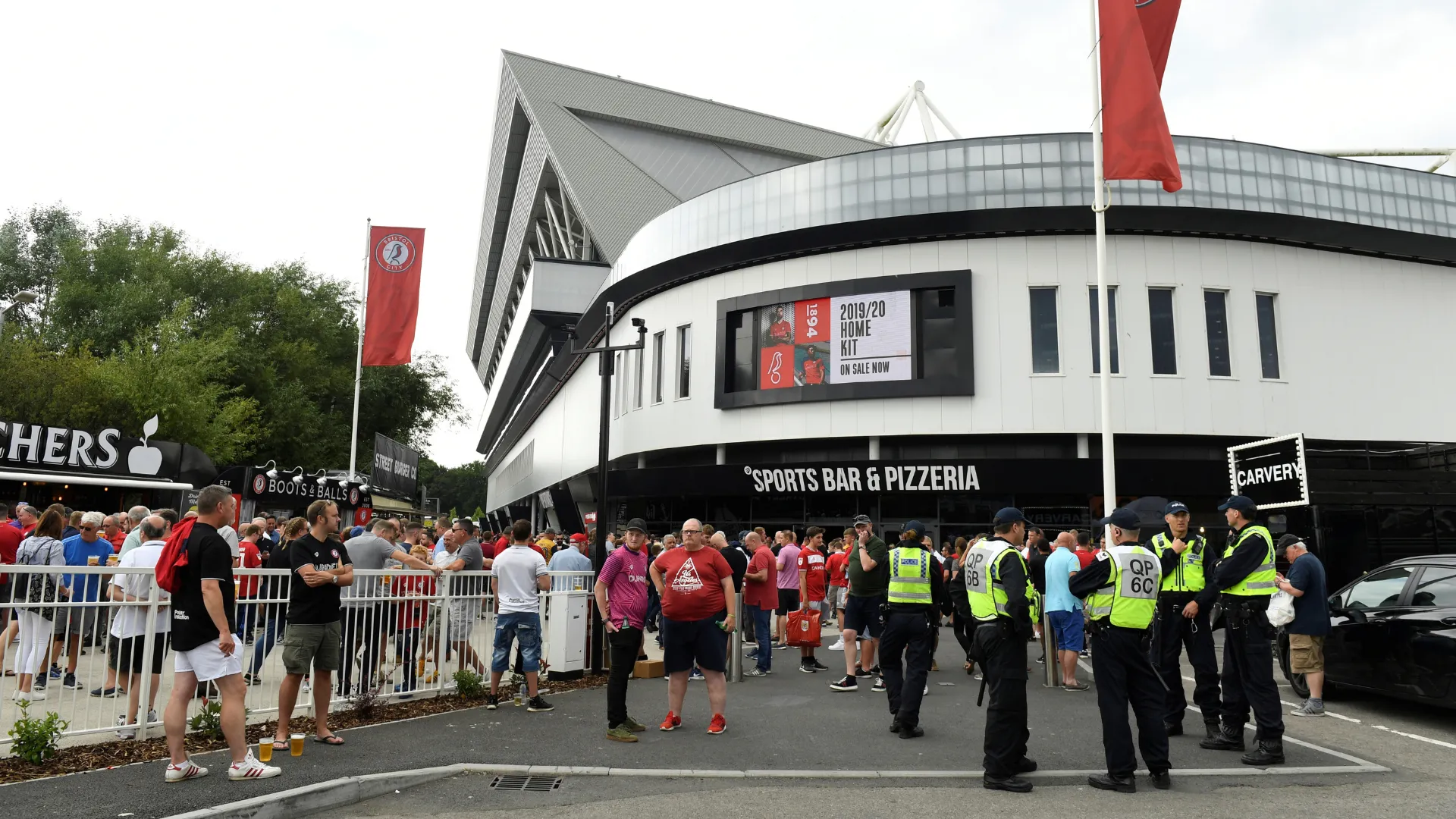 Kiến trúc bên ngoài sân vận động Ashton Gate của Bristol City, thể hiện sự đầu tư nâng cấp hiện đại.