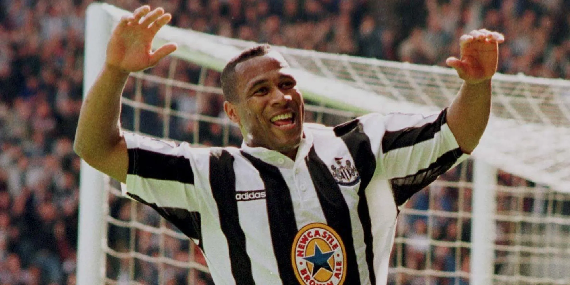 Les Ferdinand ăn mừng bàn thắng cho Newcastle United