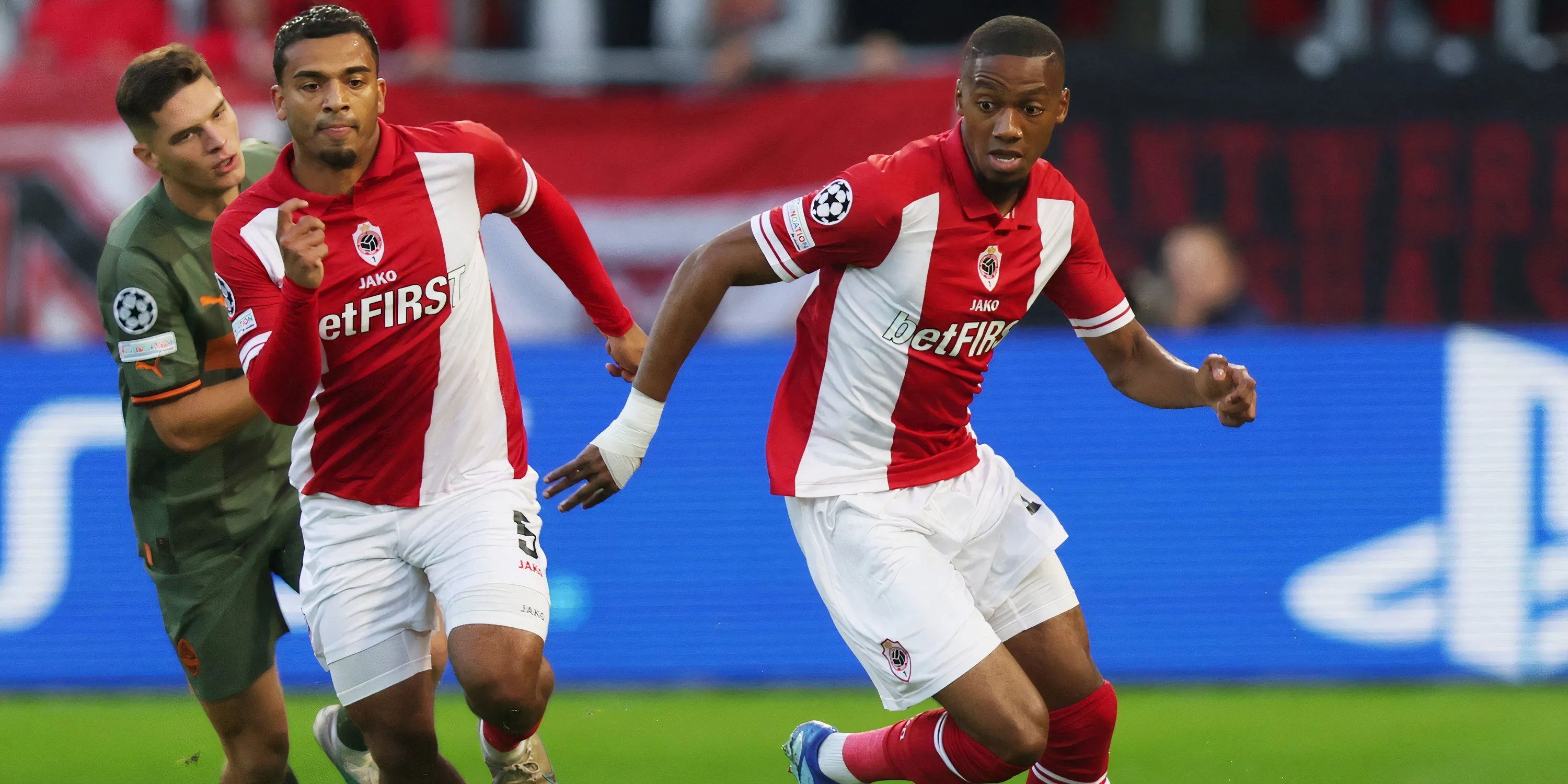 Michel-Ange Balikwisha trong trận đấu cho Antwerp, được liên hệ với Celtic