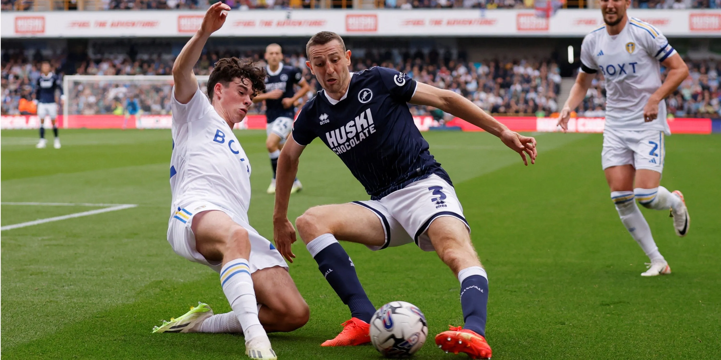 Murray Wallace của Millwall tranh chấp bóng, thể hiện tinh thần chiến đấu của Sư Tử.