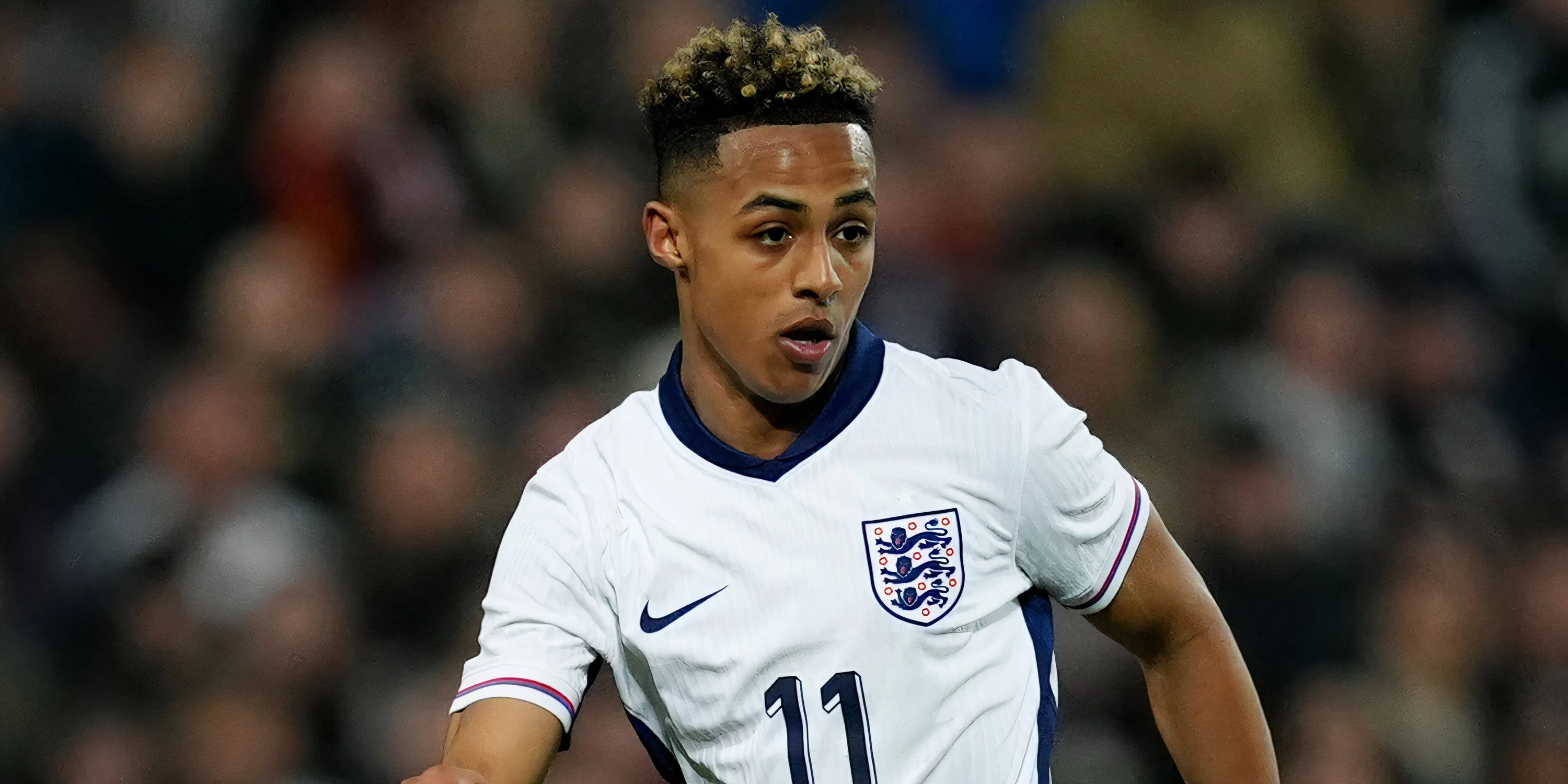 Omari Hutchinson thi đấu cho đội U21 Anh, góp công vô địch Euro U21