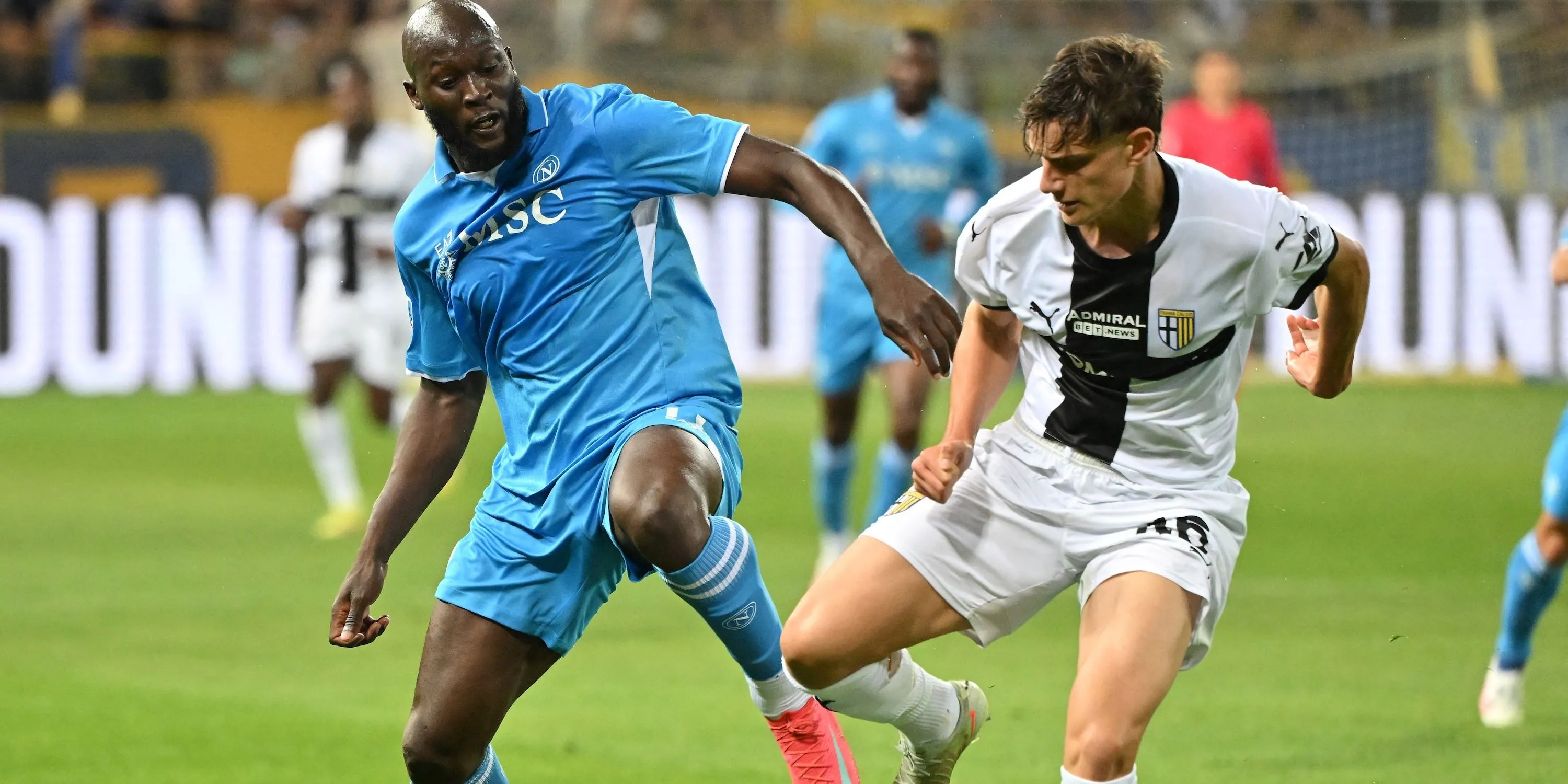 Romelu Lukaku của Napoli tranh chấp bóng với Giovanni Leoni của Parma trên sân