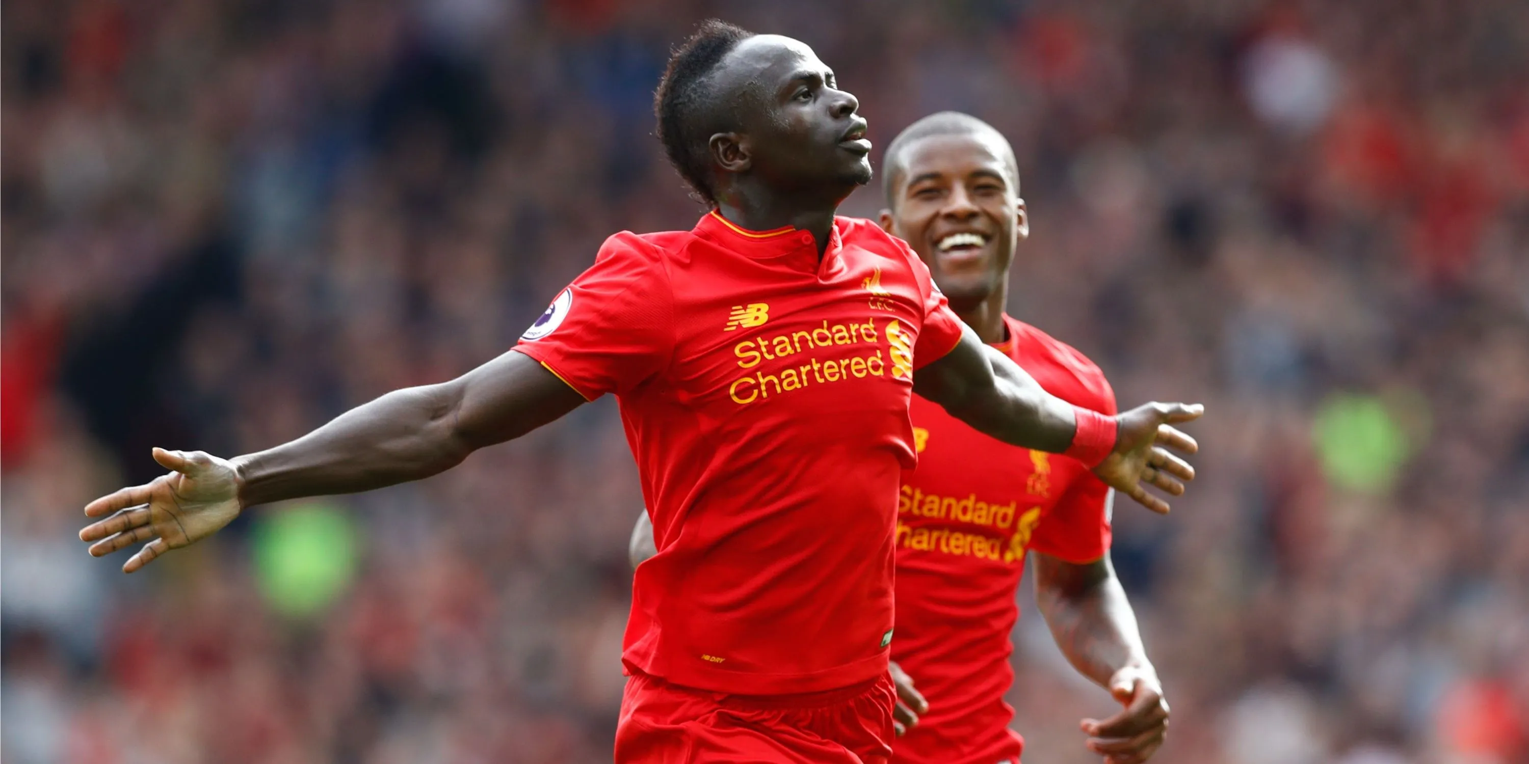 Sadio Mane và Georginio Wijnaldum của Liverpool ăn mừng bàn thắng