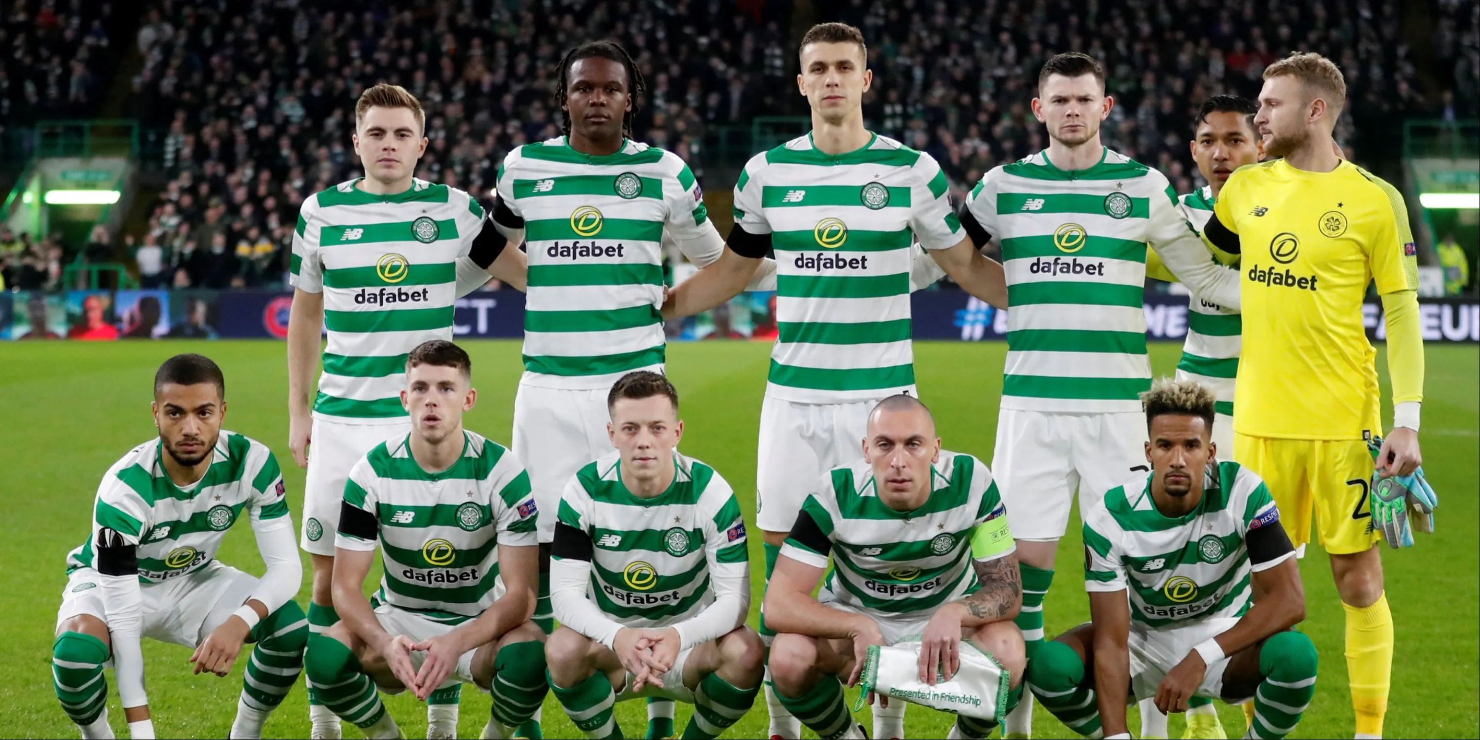 Scott Brown ăn mừng cùng Scott Sinclair và Oliver Burke tại Celtic