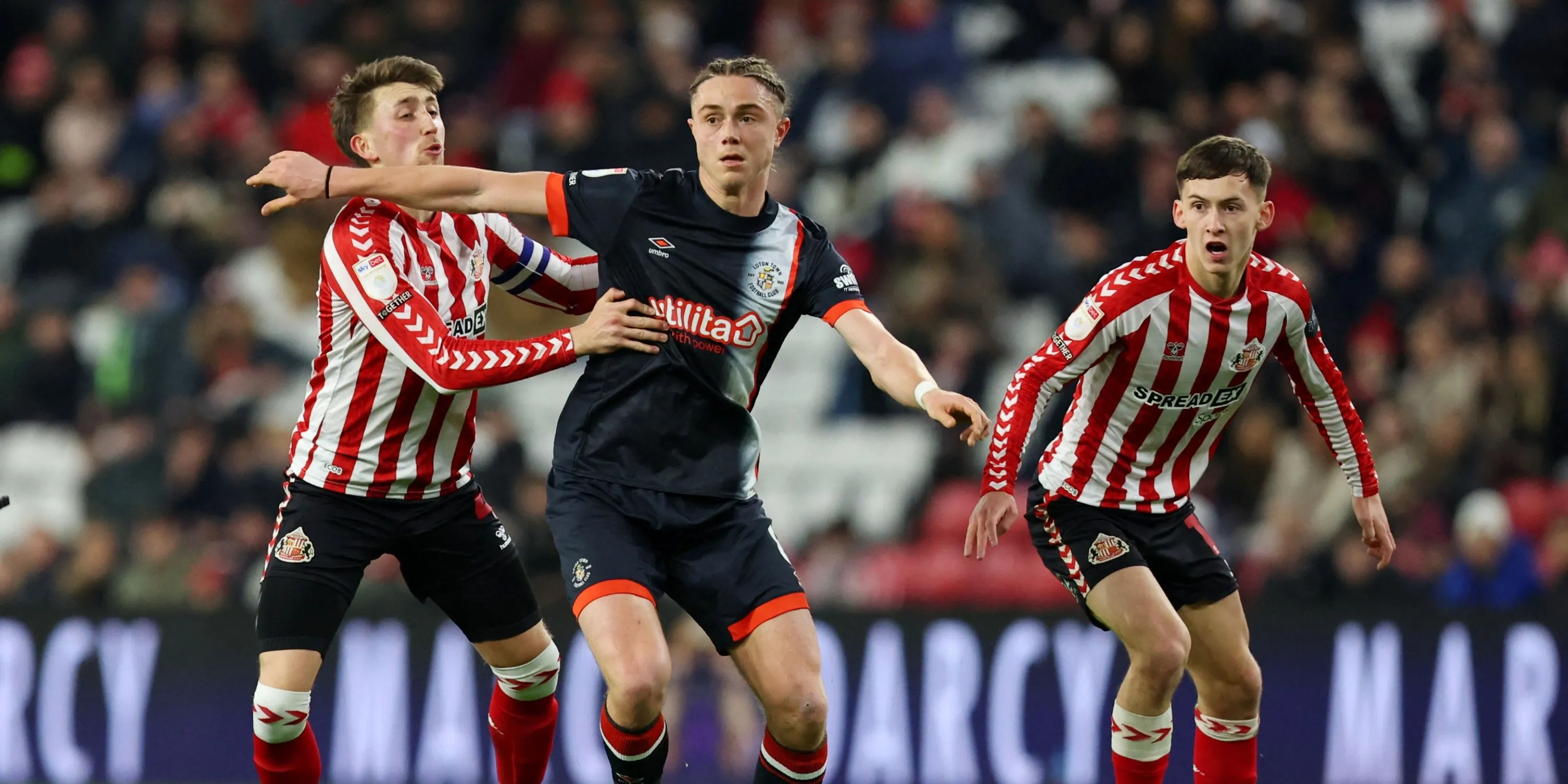 Thelo Aasgaard trong màu áo Luton Town trước khi chuyển đến Rangers