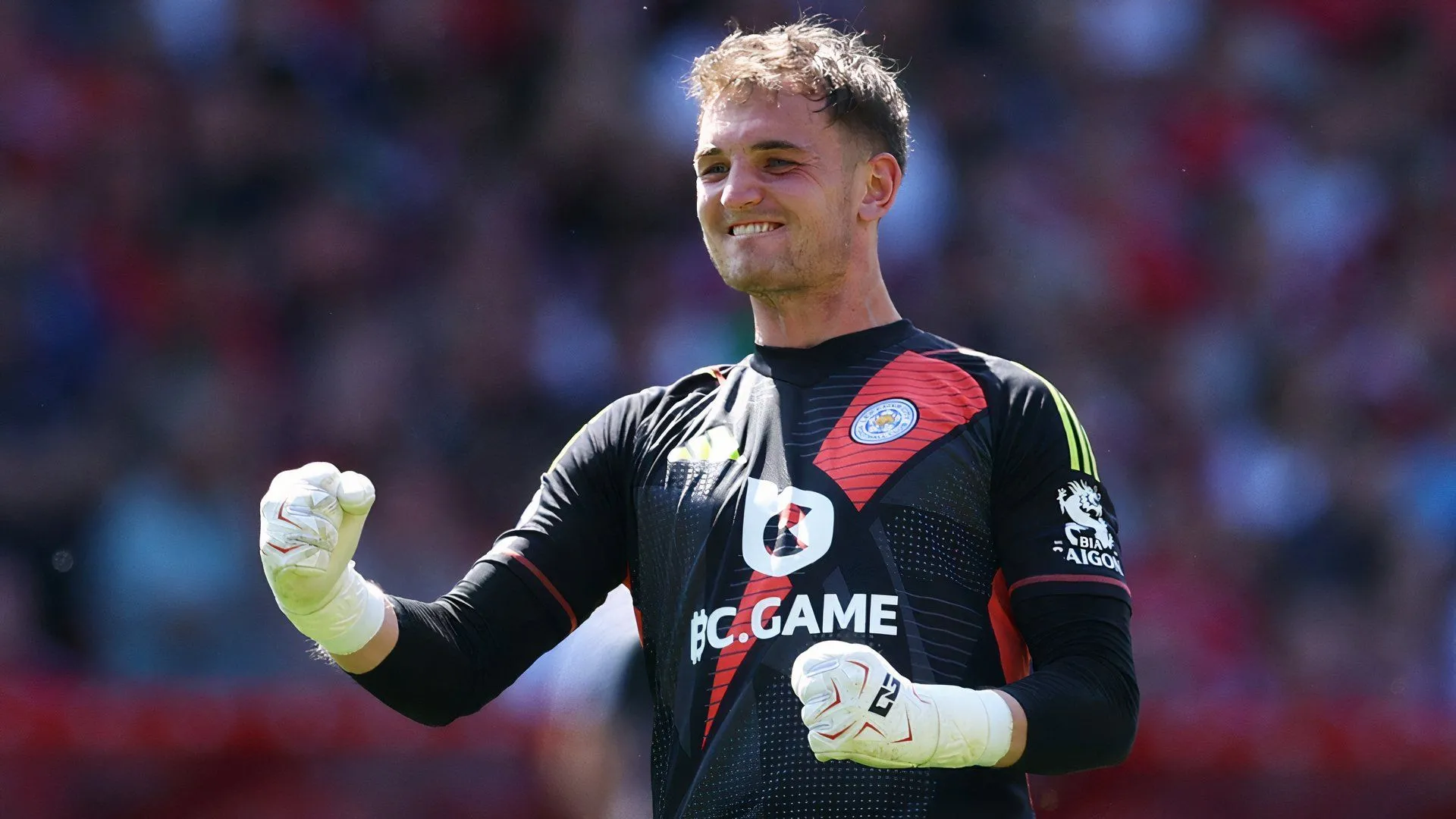 Thủ môn trẻ Jakub Stolarczyk của Leicester City, phương án thay thế tiềm năng cho Mads Hermansen.