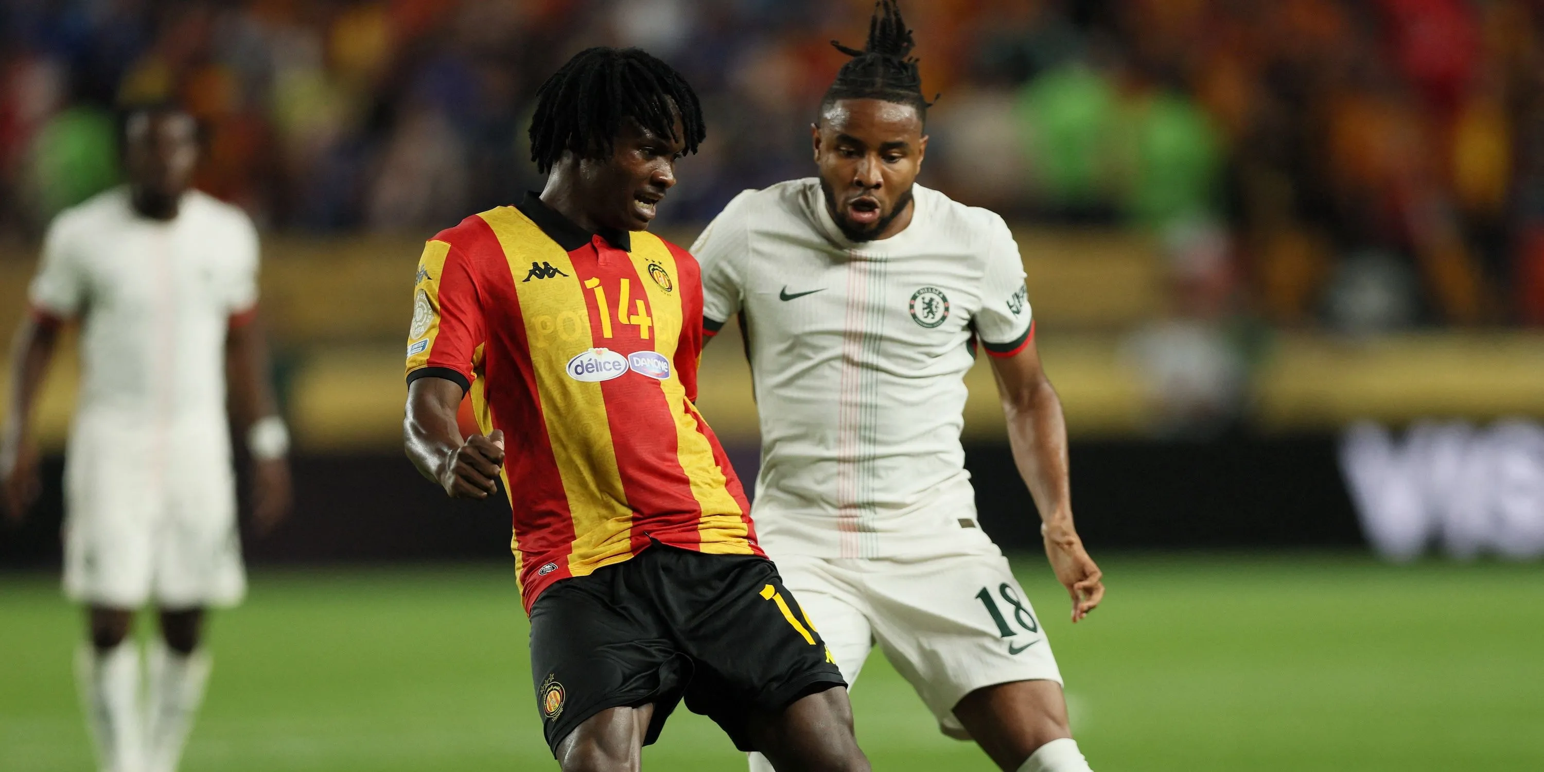 Tiền đạo Christopher Nkunku của Chelsea trong một pha tranh chấp