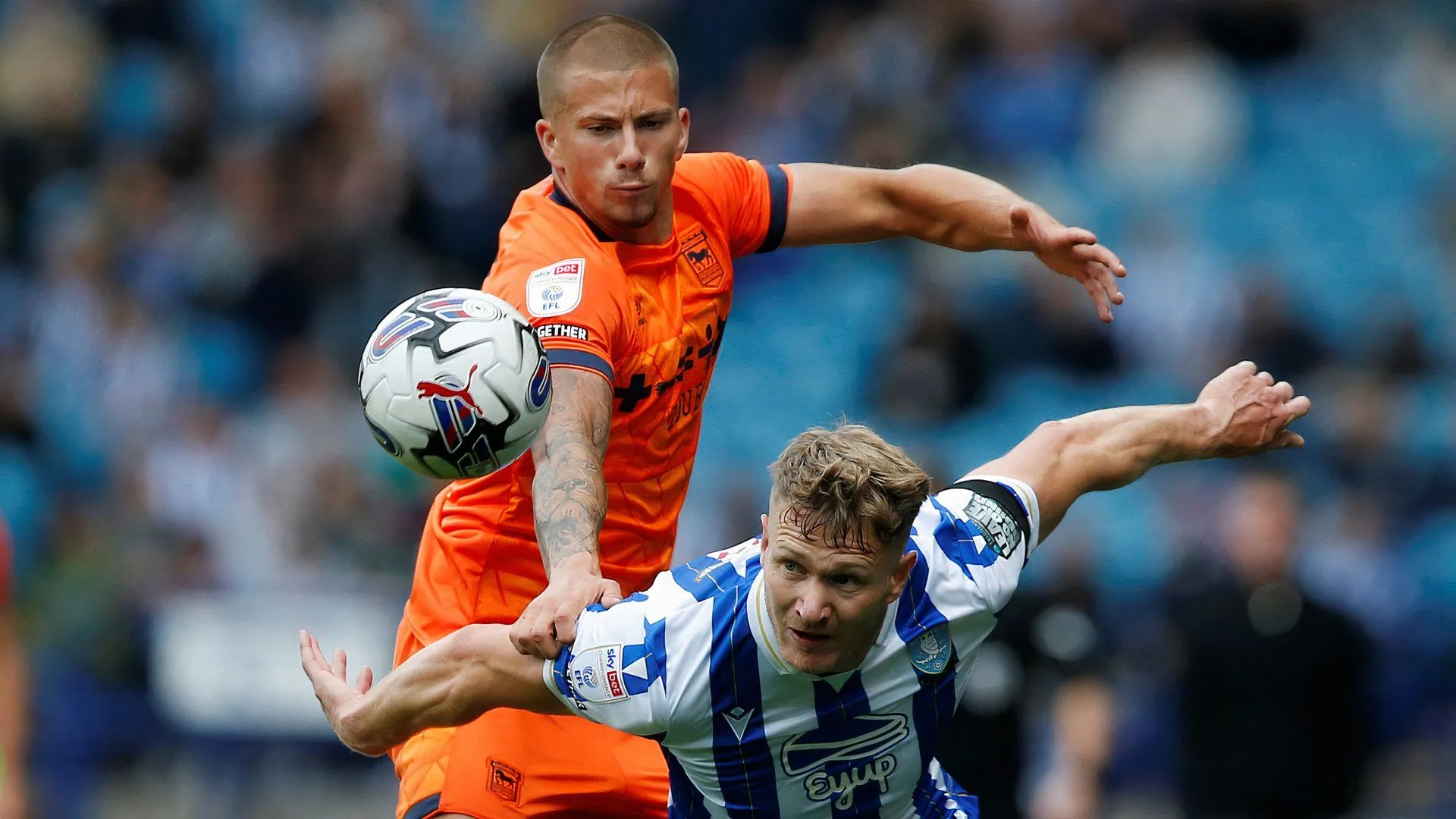 Tiền đạo Michael Smith trong màu áo Sheffield Wednesday đối đầu Ipswich Town