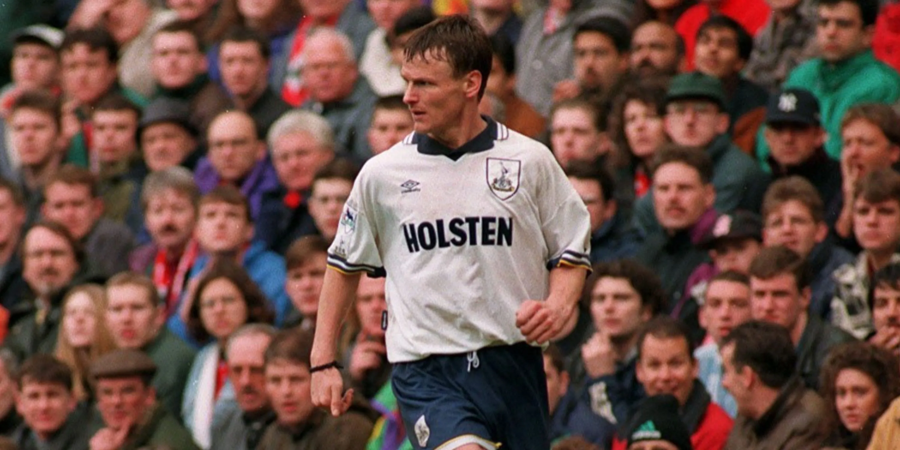 Tiền đạo Teddy Sheringham trong màu áo Tottenham Hotspur