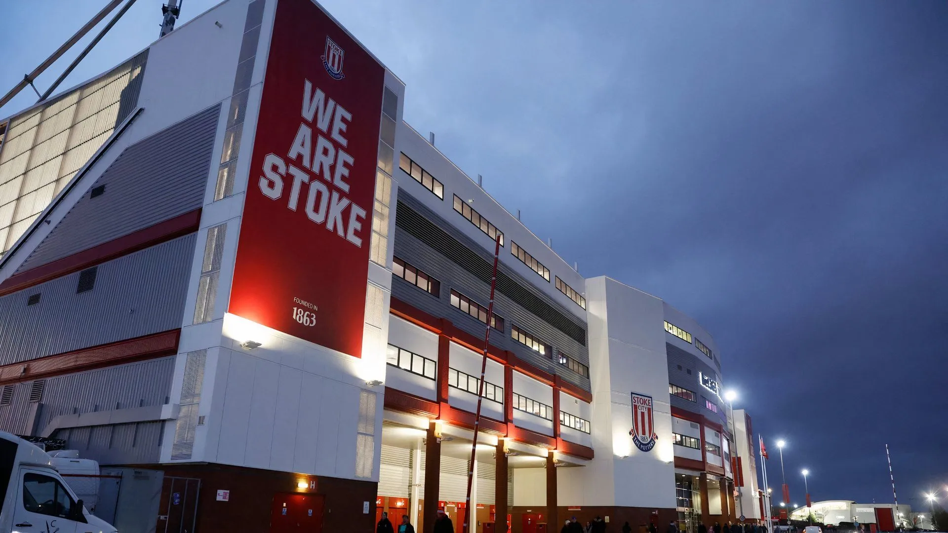 Toàn cảnh sân vận động bet365 của Stoke City, nổi bật với thiết kế hiện đại và vị trí lý tưởng.