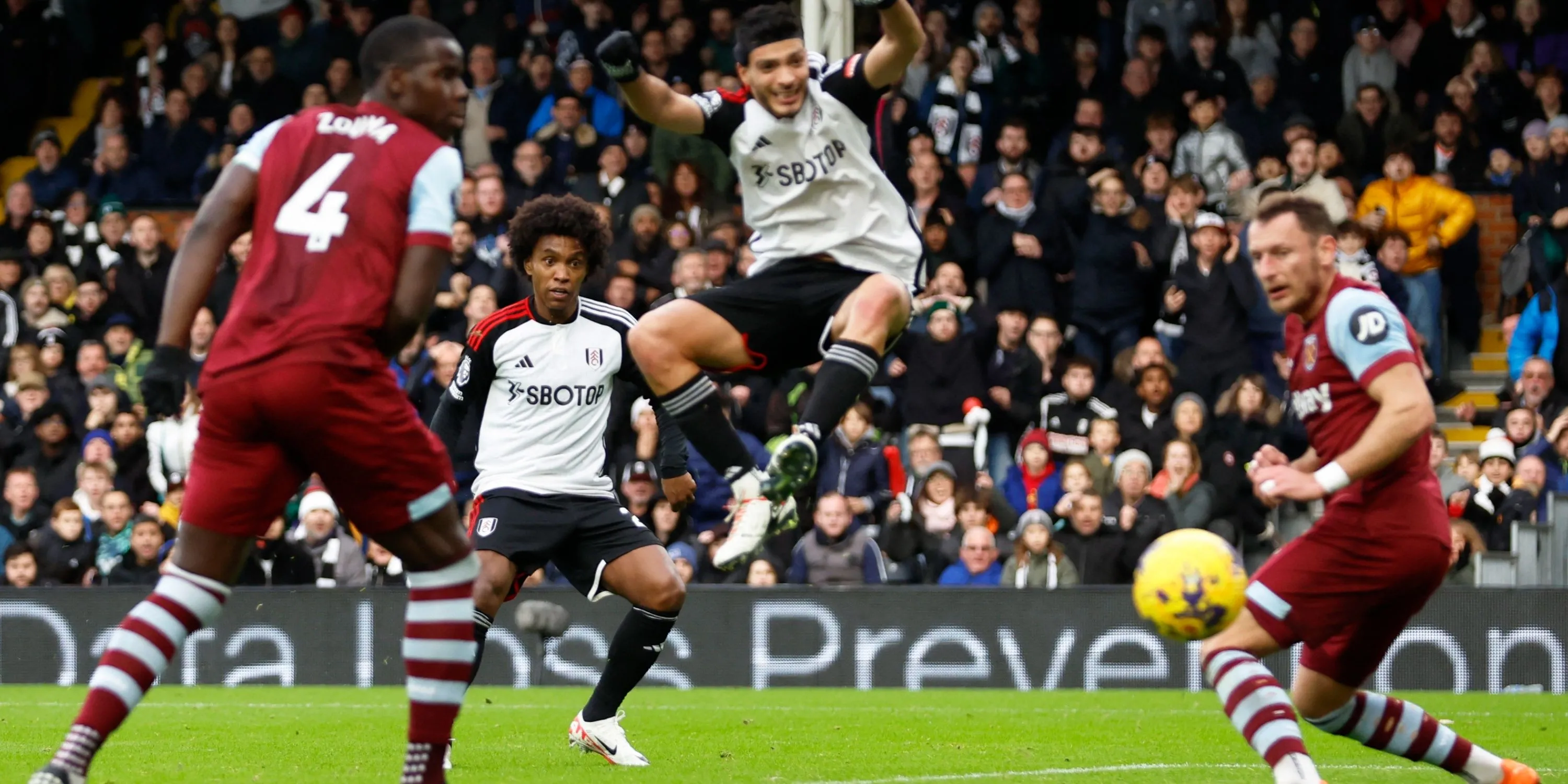 Willian ghi bàn cho Fulham trong trận thắng 5-0 trước West Ham.