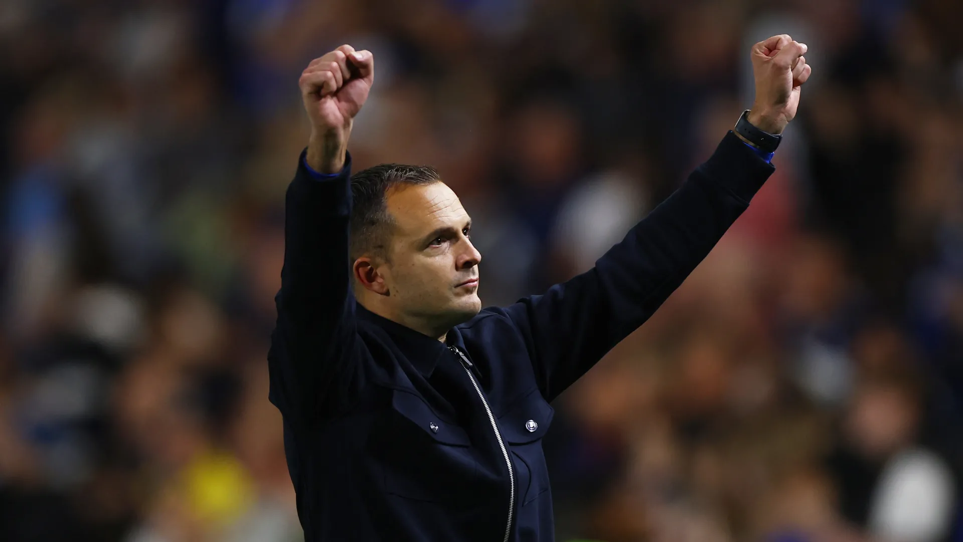 HLV Chris Davies của Birmingham City trên băng ghế chỉ đạo, người đứng sau chiến lược chuyển nhượng ưu tiên các cầu thủ sẵn sàng đóng góp ngay lập tức cho mục tiêu thăng hạng.
