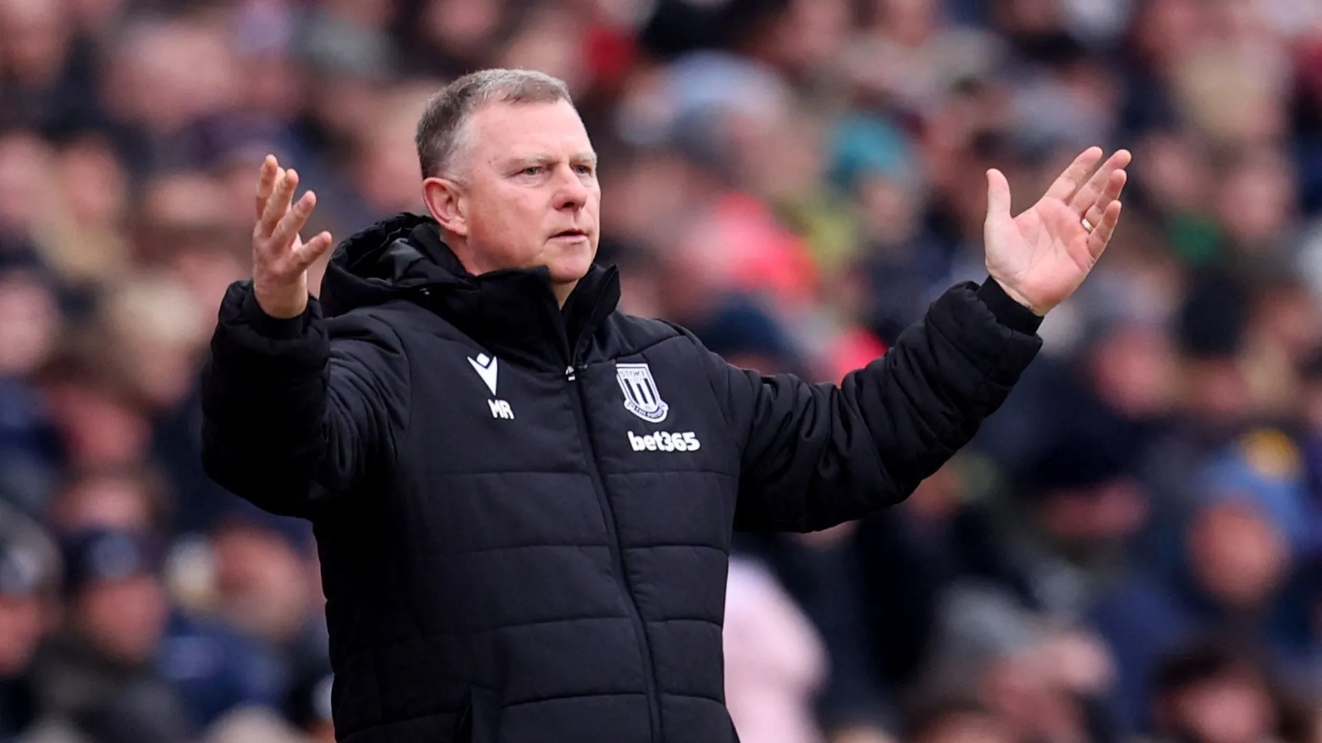 HLV Mark Robins của Stoke City chỉ đạo trên sân