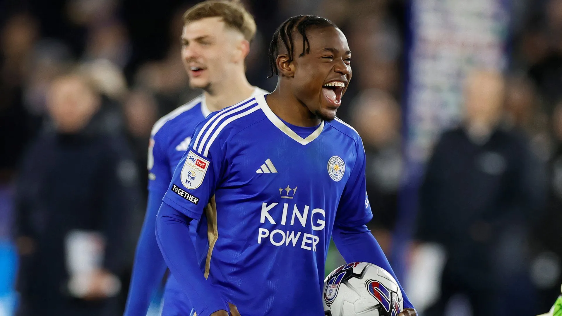 Tiền vệ cánh Abdul Fatawu trong màu áo Leicester City thể hiện kỹ năng