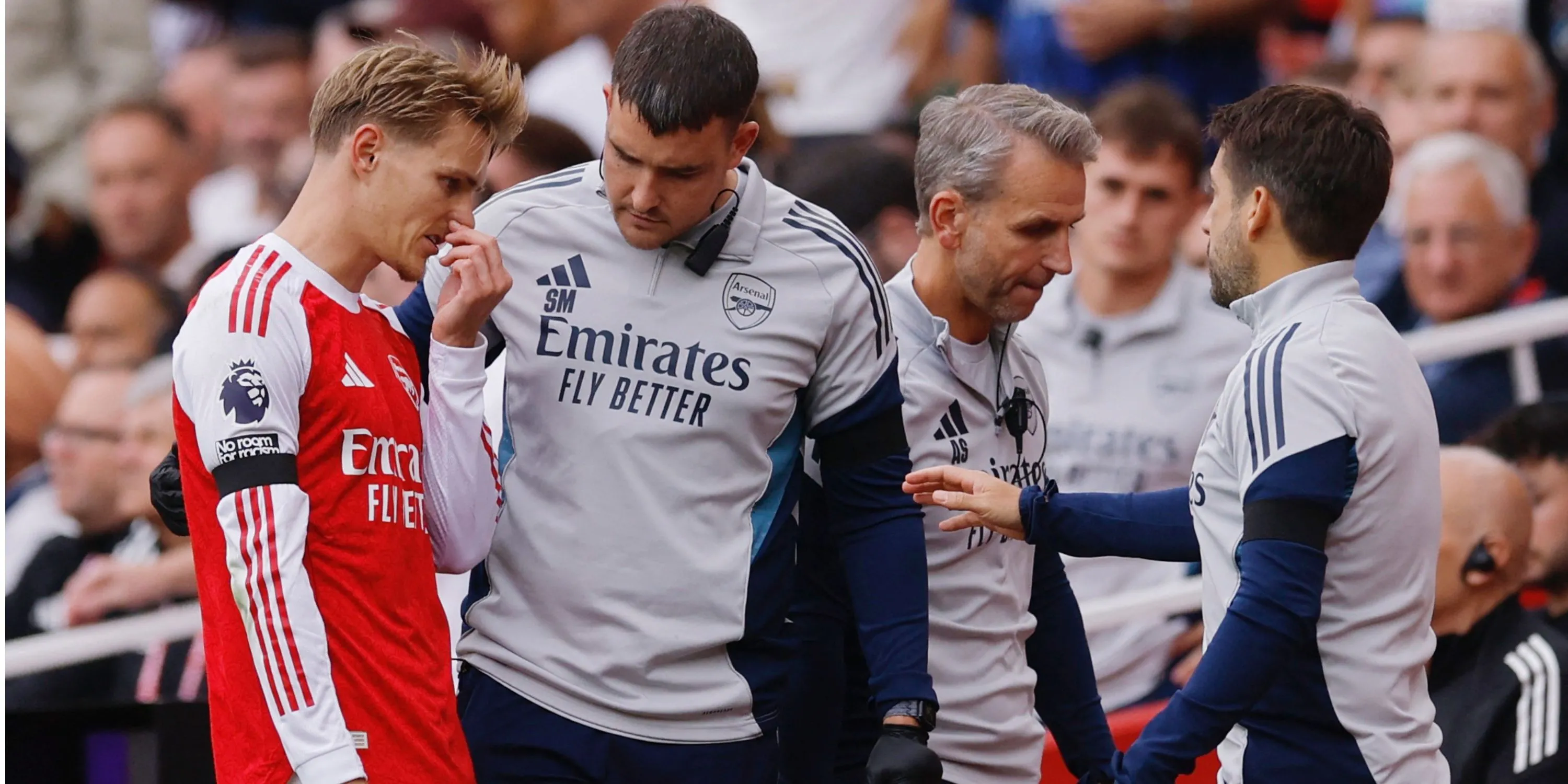 Tiền vệ Martin Odegaard rời sân với vẻ mặt đau đớn sau chấn thương vai trong trận đấu giữa Arsenal và Leeds