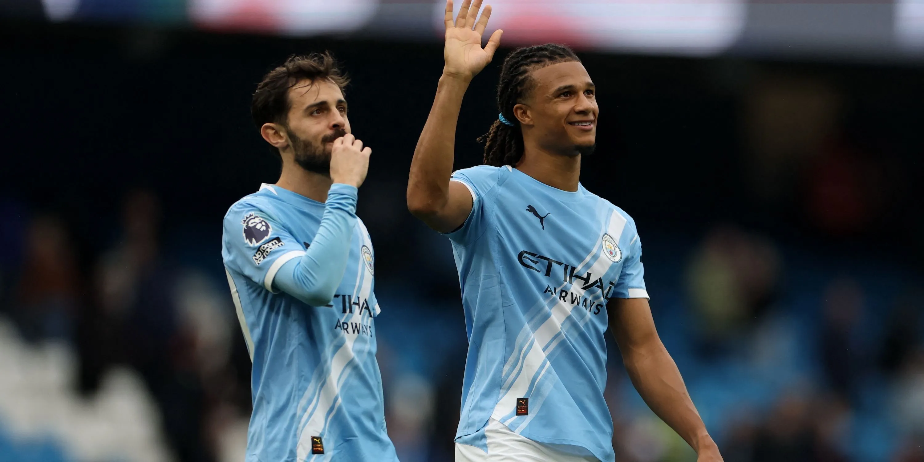 Bernardo Silva và Nathan Ake ăn mừng sau trận đấu với Manchester City