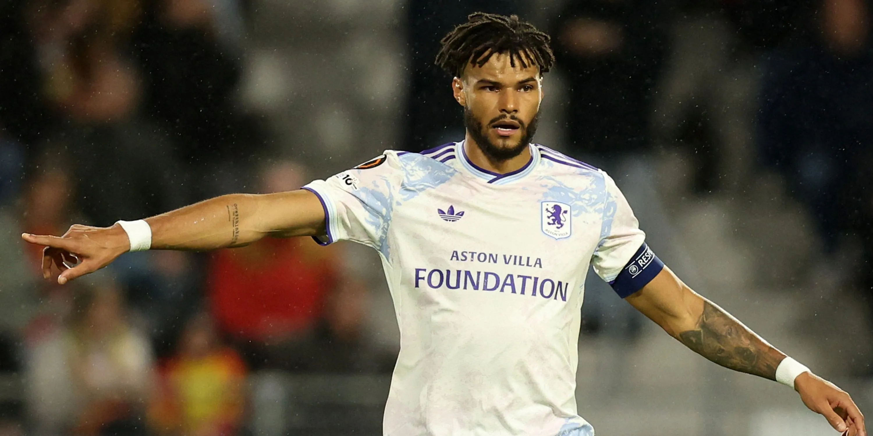 Hậu vệ Aston Villa Tyrone Mings trong pha bóng tranh chấp trên sân