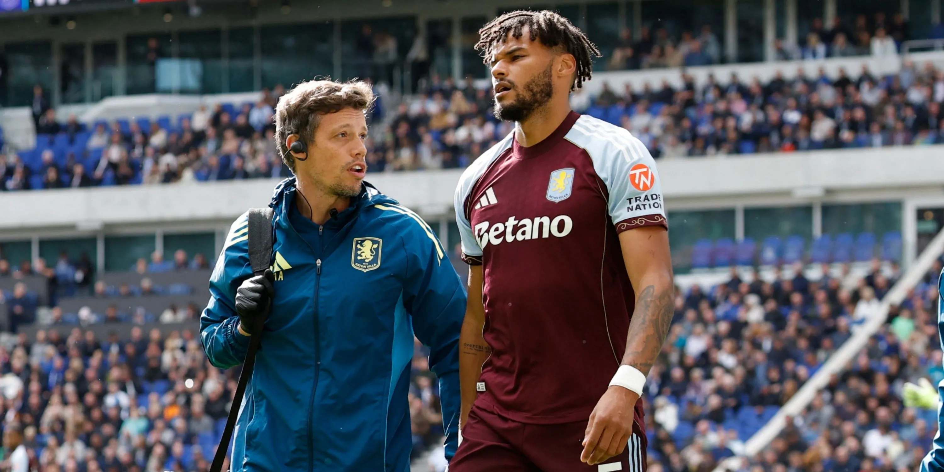 Hậu vệ Aston Villa Tyrone Mings trông thất vọng sau khi phải rời sân vì chấn thương