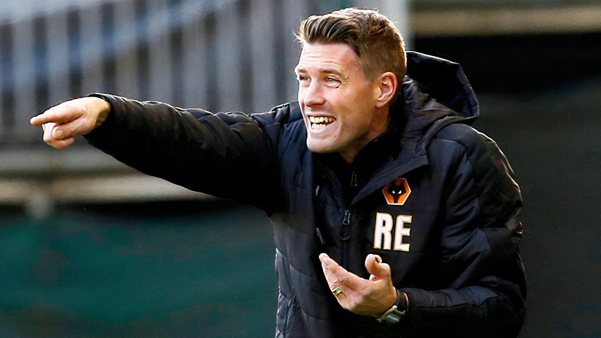 Rob Edwards đang chỉ đạo Wolves trong một trận đấu