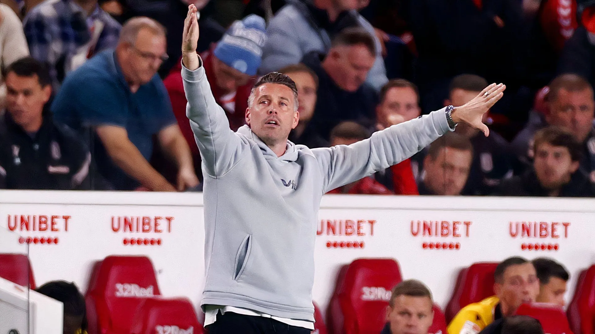 Rob Edwards làm việc tại Middlesbrough trong trận đấu với Stoke City