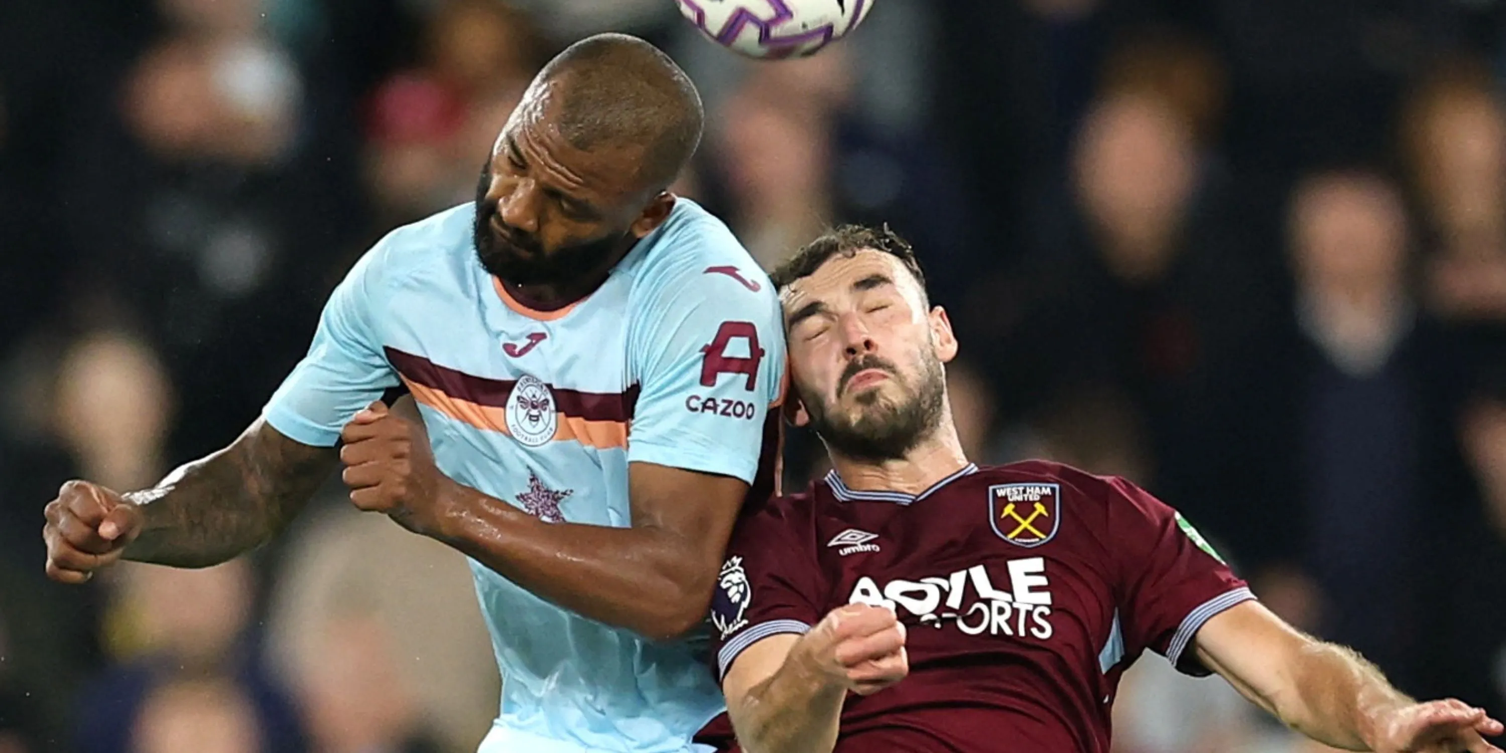 Tiền vệ Andy Irving chuẩn bị bước vào sân tại Molineux Stadium